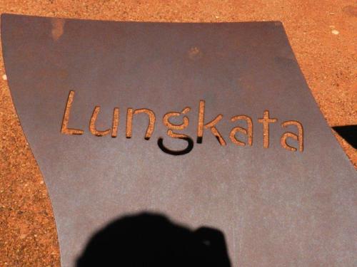 Placas em metal ao redor do Uluru que contam a lenda do Lungkata