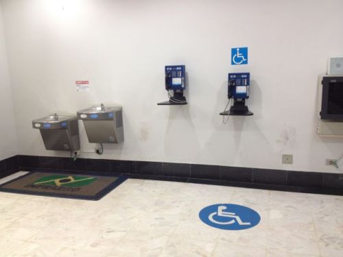 Telefone público e bebedouro acessíveis no aeroporto de Campo Grande
